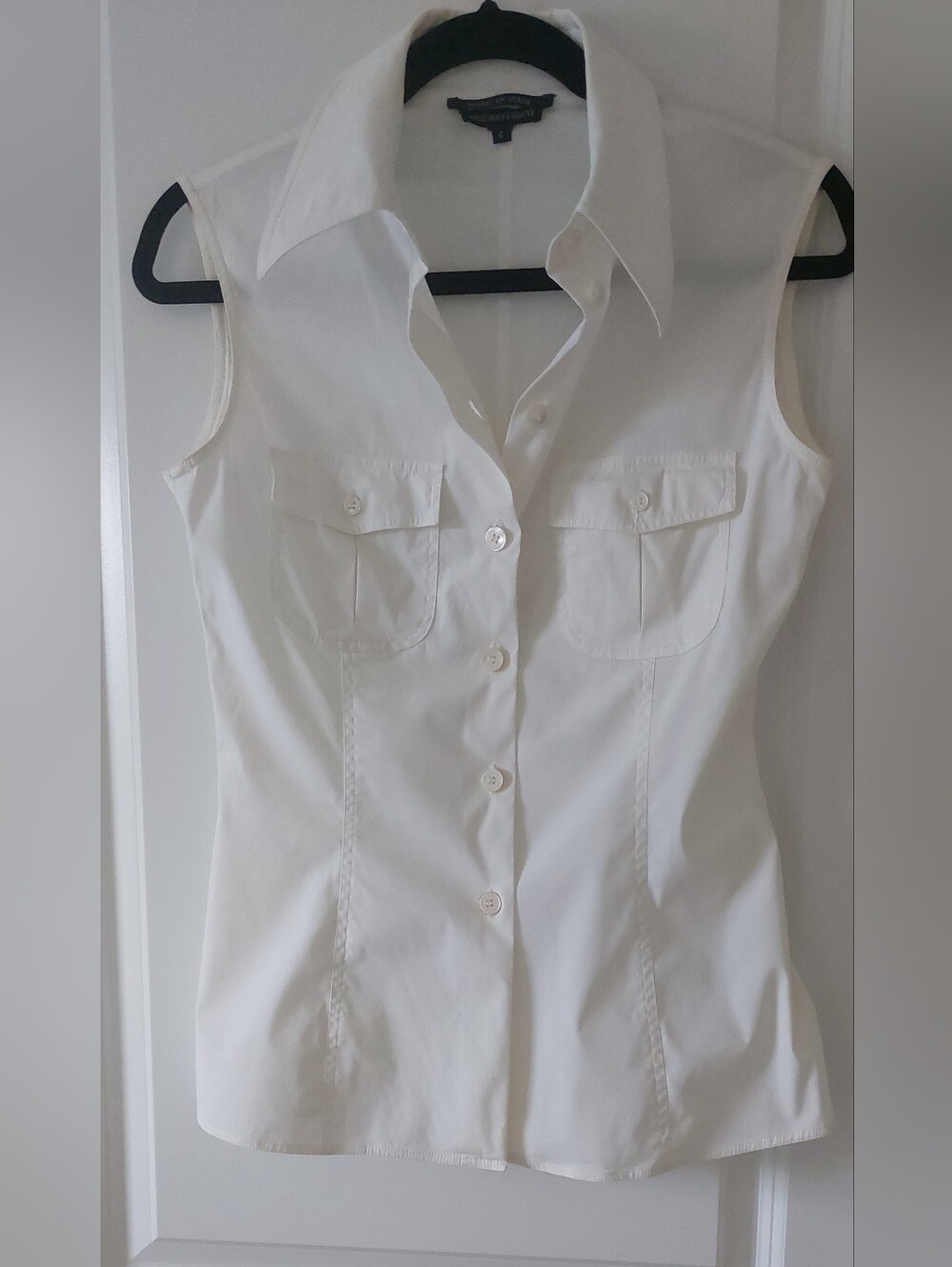 Classic Sleeveless White Button-Down Shirt with Point Collar